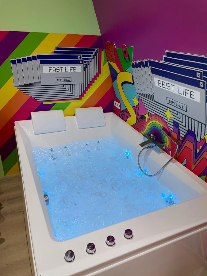 Capsule Forever Young - Jacuzzi - Sauna - Billard - Arcade De Jeux - Netflix & Home Cinema - Ping Pong Hastiere-par-dela エクステリア 写真