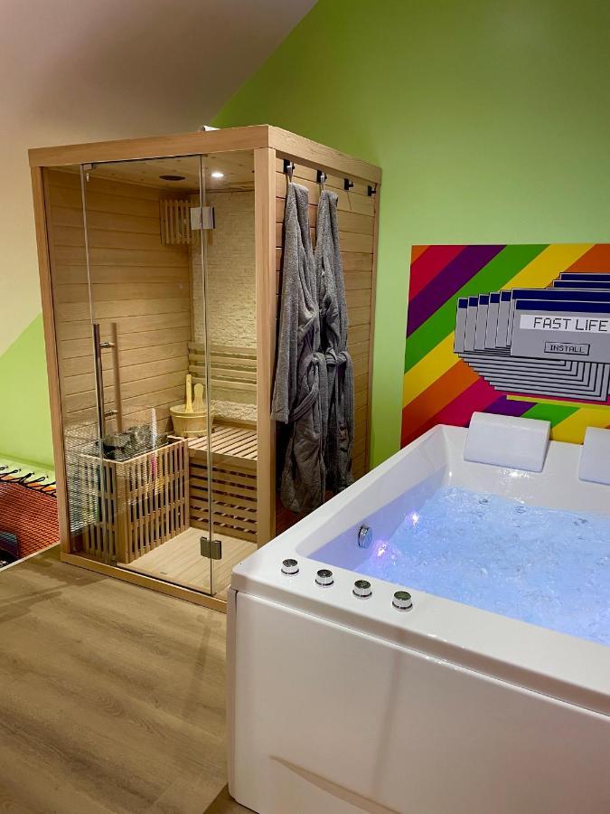 Capsule Forever Young - Jacuzzi - Sauna - Billard - Arcade De Jeux - Netflix & Home Cinema - Ping Pong Hastiere-par-dela エクステリア 写真